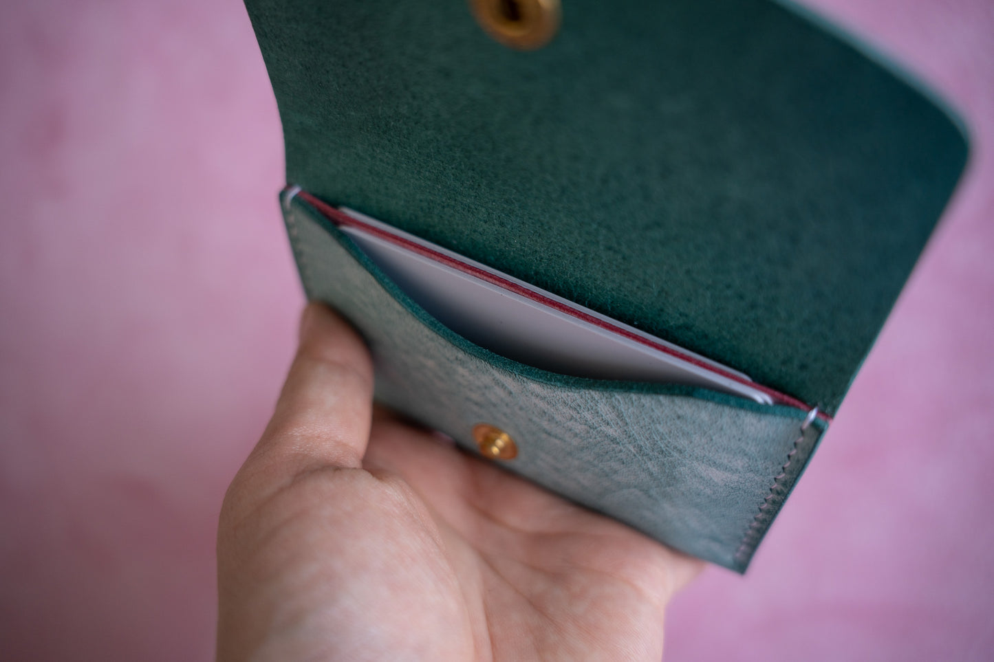 【一点物】フラップスリムカードケース アイスブルーxピンク