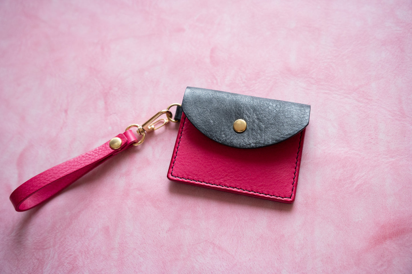 【一点物】ストラップ付きナディア  ブラックxピンク