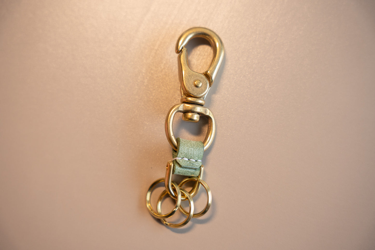 【一点物】真鍮カラビナキーホルダー グリーン
