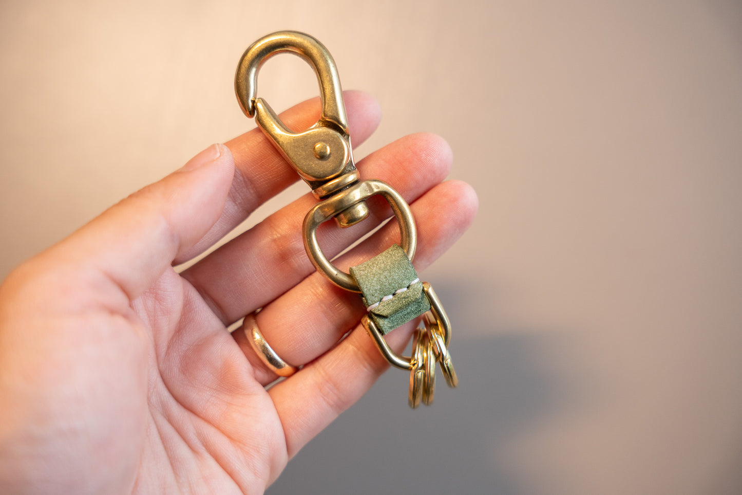 【一点物】真鍮カラビナキーホルダー グリーン