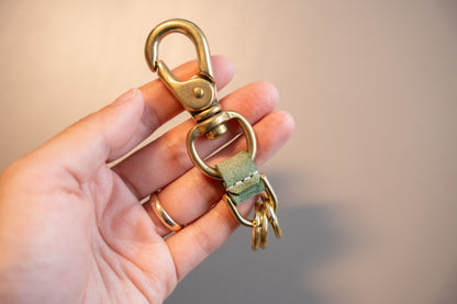 【一点物】真鍮カラビナキーホルダー グリーン