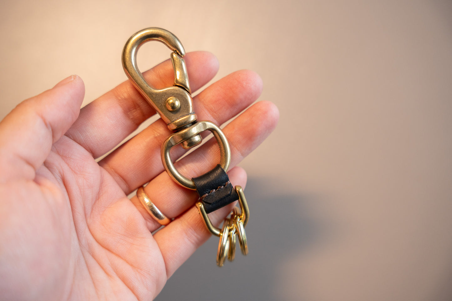 【一点物】真鍮カラビナキーホルダー ブラック